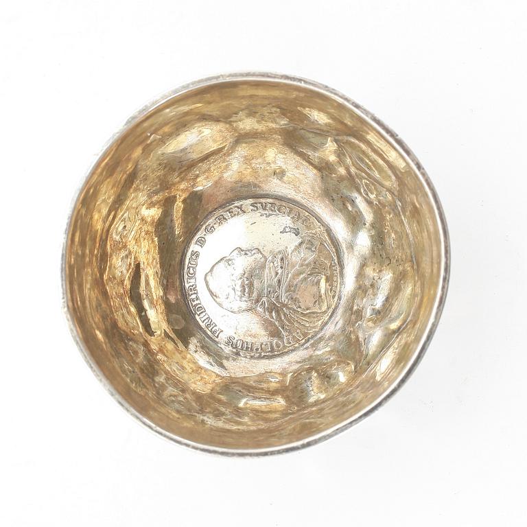 TUMLARE, silver, otydlig mästarstämpel, Stockholm, daterad 1775. Vikt ca 35g.