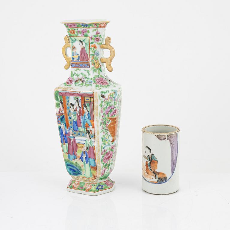 Two porcelain vases and a dish, Qing dynasty, 19th Century.