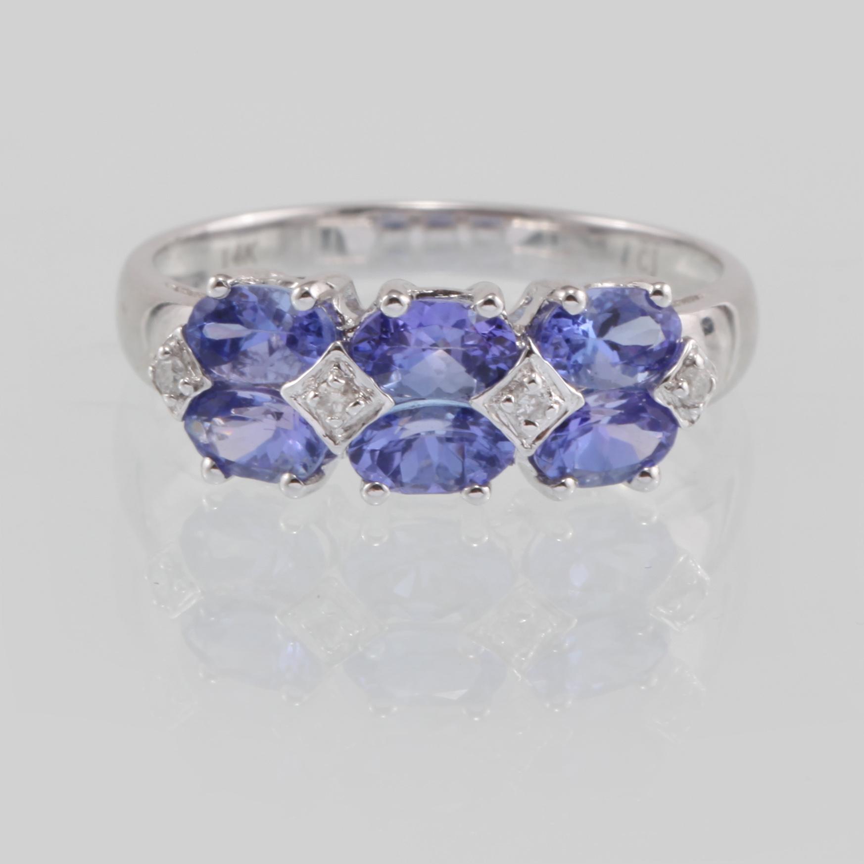 RING, 14K vitguld med 4 briljantslipade diamanter samt 6 fasettslipade tanzaniter. Vikt 2,4 gram.