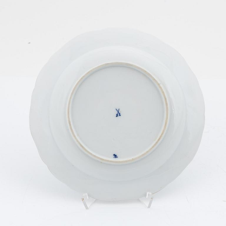 A 134 piece porcelain dinner service, "Zwiebelmuster", Meissen.