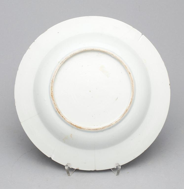 PARTI, porslin, fem delar. Qing dynastin, 1700-tal samt inramad MING SKÄRVA, 1600-tal.