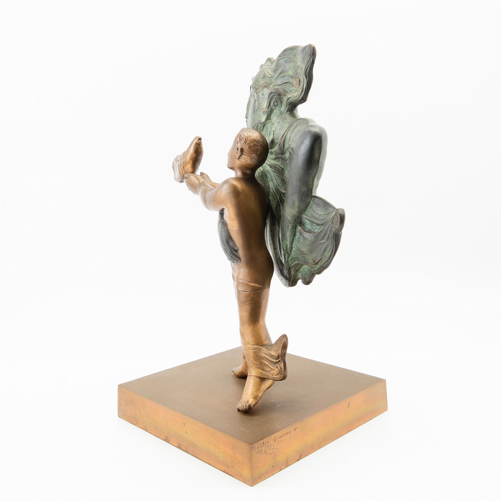 Alvar Suñol, skulptur, förgyllt brons, "Commencement".