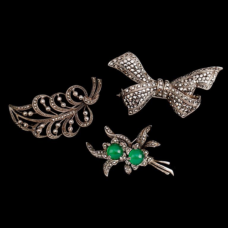 BROSCHER, 3 st, silver och markasiter, 1900-talets första hälft.