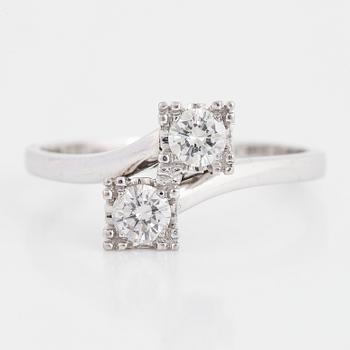 An 18K white gold ring set with round brilliant-cut diamonds.