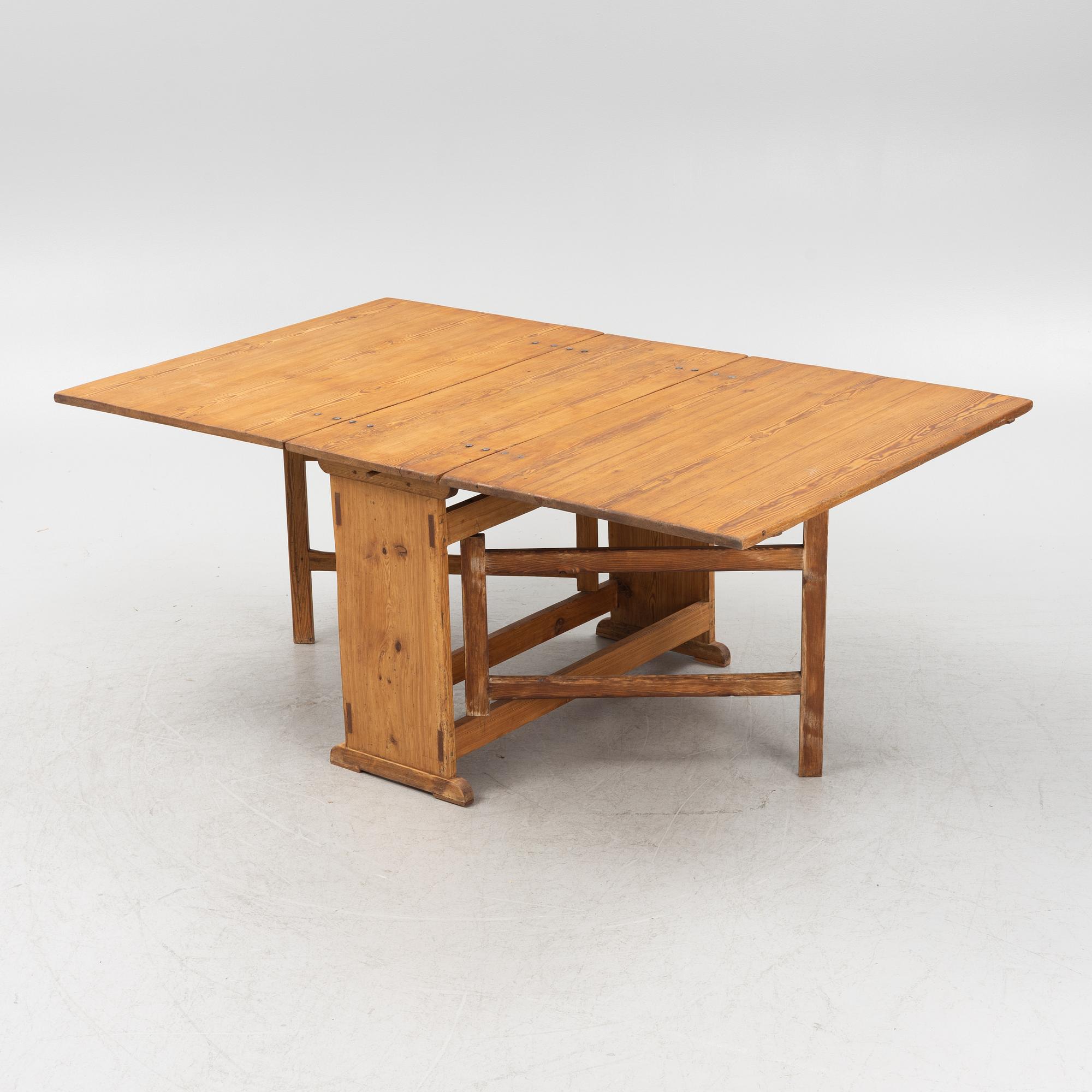 A pine gate-leg table, circa 1800.