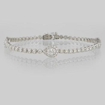 ARMBAND, 18K vitguld med briljant och droppslipade diamanter ca 2.29 ct. Vikt 8,1 gram.