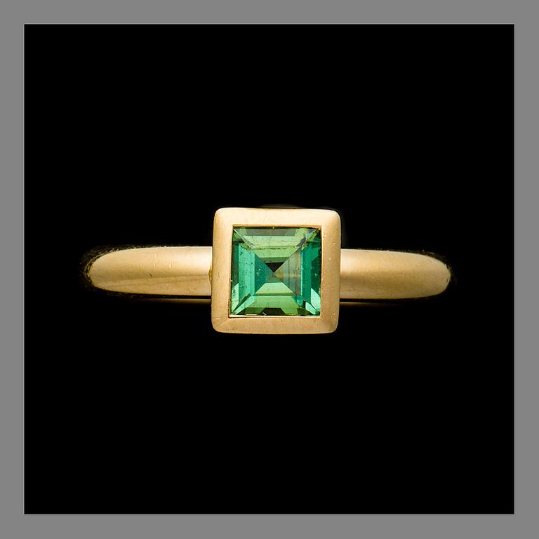 RING, 18K guld, grön turmalin. Torbjörn Tillander, Helsingfors 1998. Vikt ca 7,7 g.