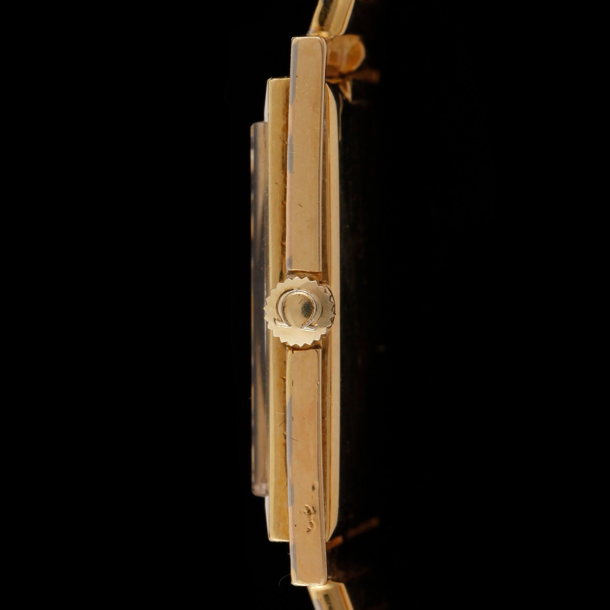 ARMBANDSUR, herr, 18k trefärgat guld, Omega,  Vikt 63,5g.