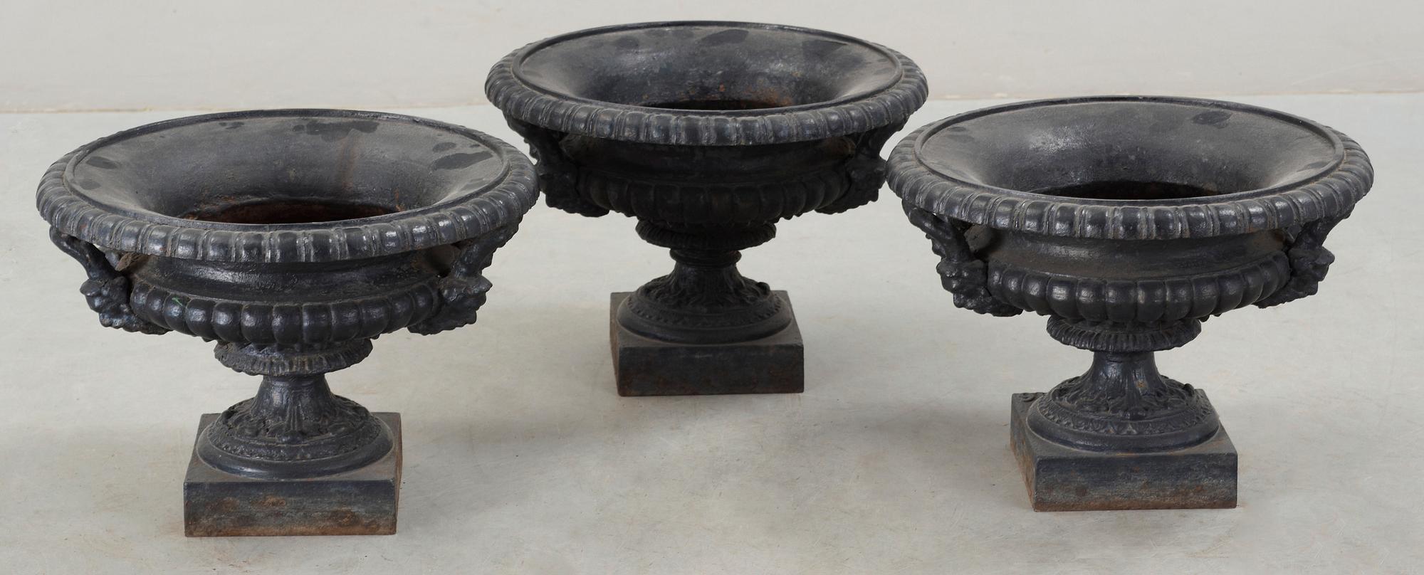 TRÄDGÅRDSURNOR, 3 st, gjutjärn, J&C G Bolinder Stockholm, omkring 1900.