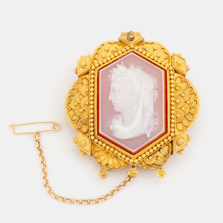 A 19th century 14K gold brooch with a hardstone cameo.