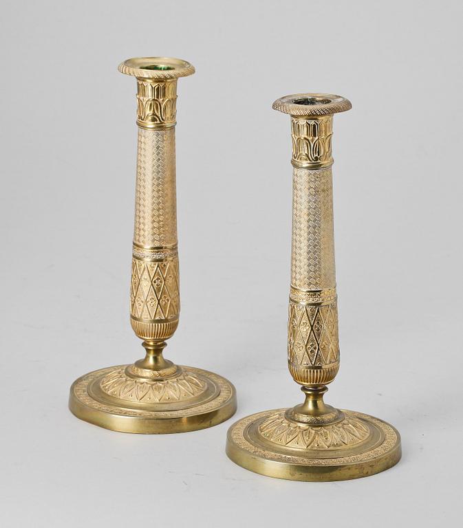 LJUSSTAKAR, ett par, förgylld brons, senempire, Frankrike, 1800-talets första hälft.