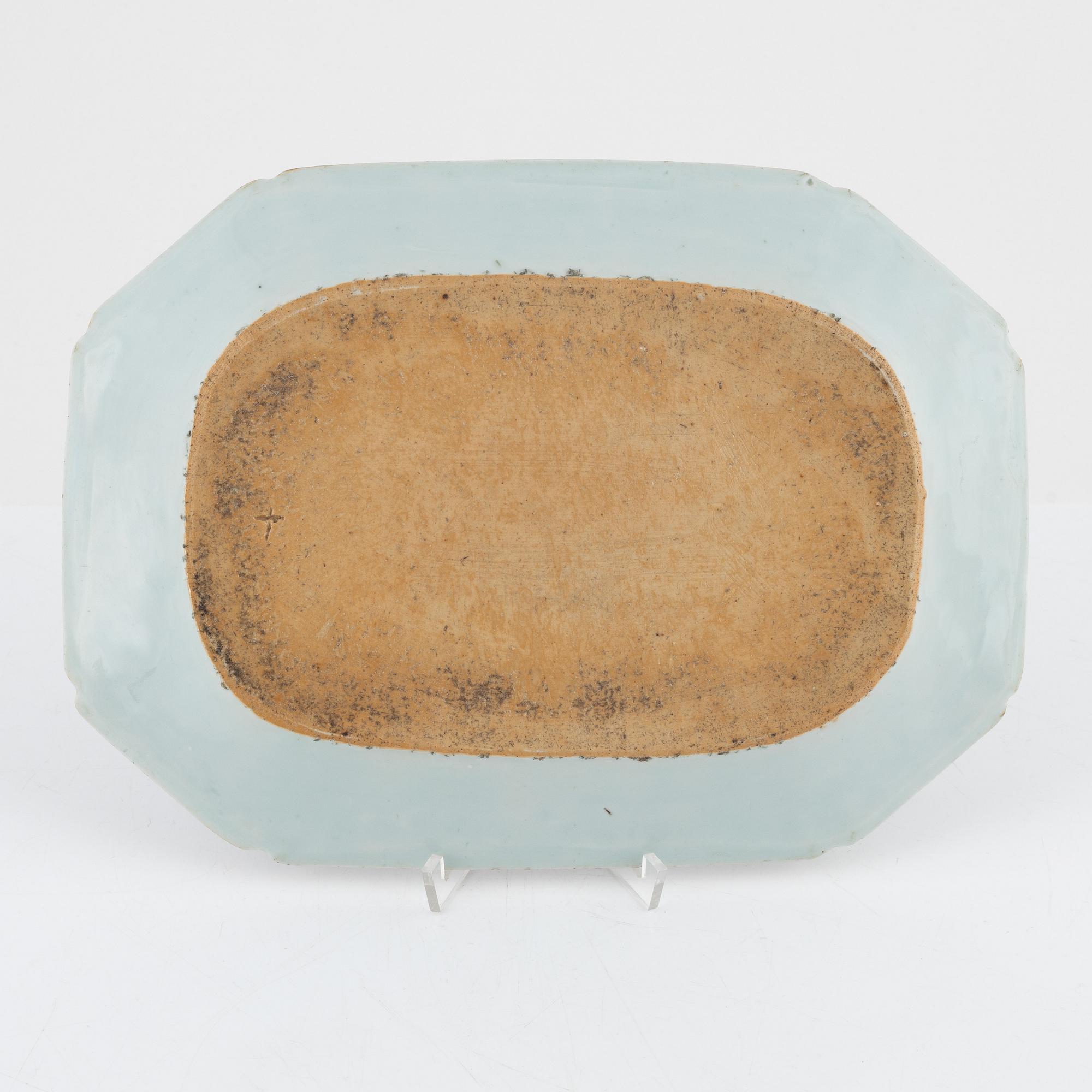 A Chinese blue and white and famille rose porcelain serving dish, Qing dynasty, Qianlong (1736-95).