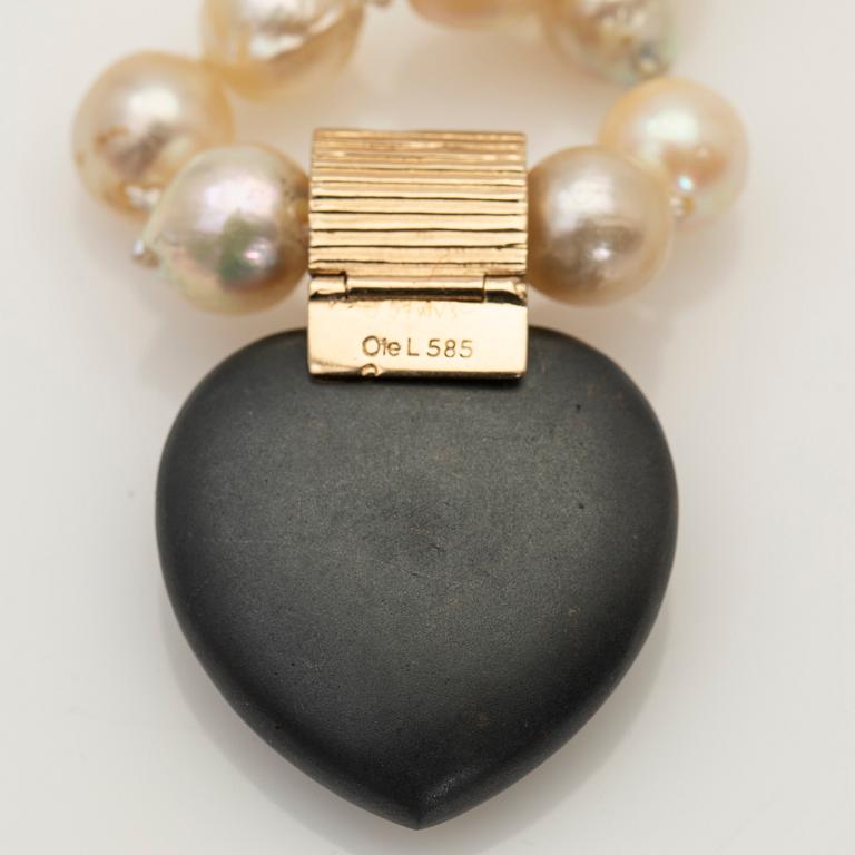 Ole Lynggaard, hänge, 14K guld med sten och diamant samt pärlcollier.