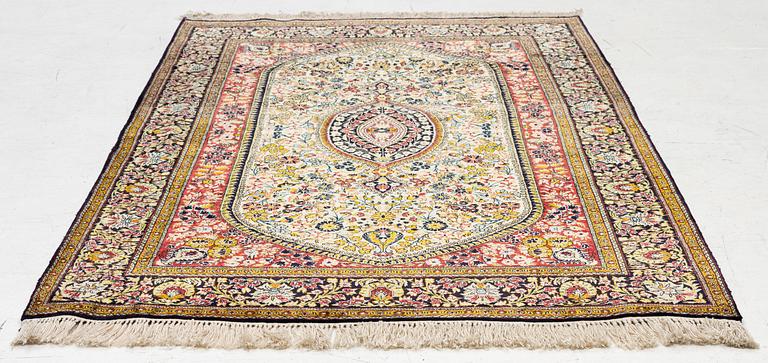 A silk Gohm rug. a 166 x 105 cm.