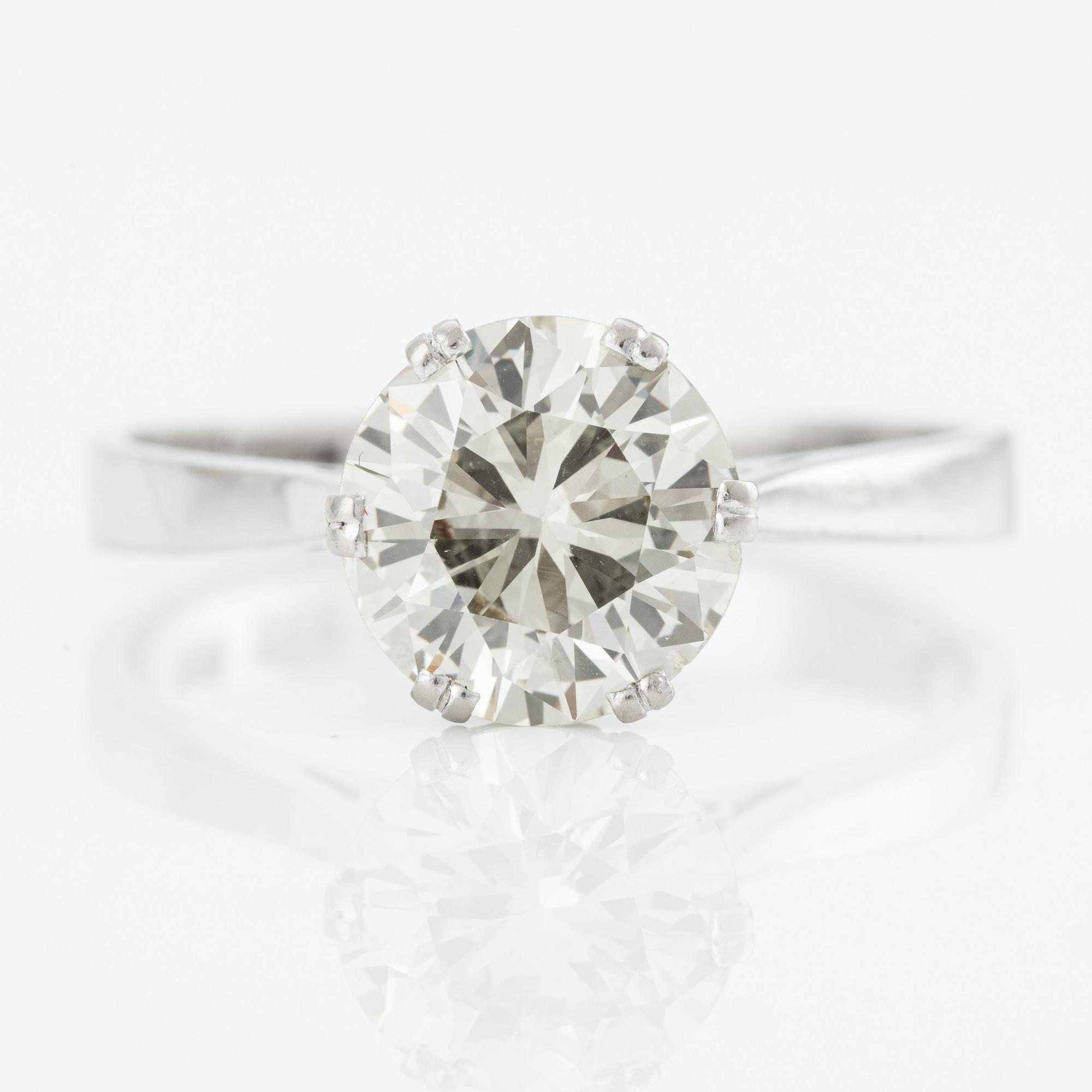 Ring in 18K white gold with brilliant-cut diamond.