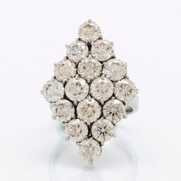 An 18K white gold and diamond ring, approx. 11.2 ct.