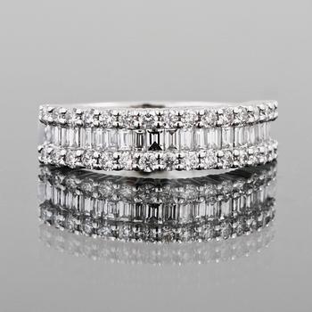 RING, 18k vitguld med briljant och baguettslipade diamanter, 1.09 ct. Vikt 5,2 g.