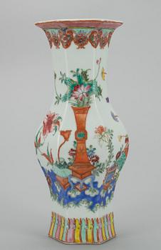 VAS, porslin, Kina ca 1900.