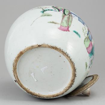 A famille rose jar with cover, Qing dynasty, 19th century.