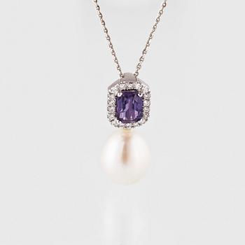 HÄNGE, 18K vitguld med odlad pärla, lila safir ca 0.82 ct samt briljantslipade diamanter ca 0.15 ct Vikt 3,8 gram.