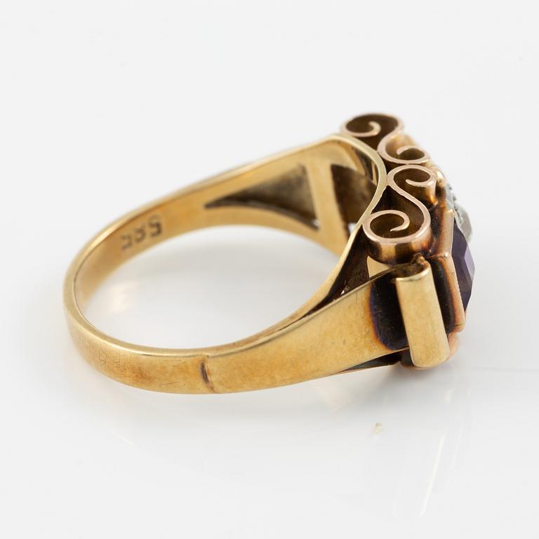 Ring, 14K gold with two amethysts and an old-cut diamond.