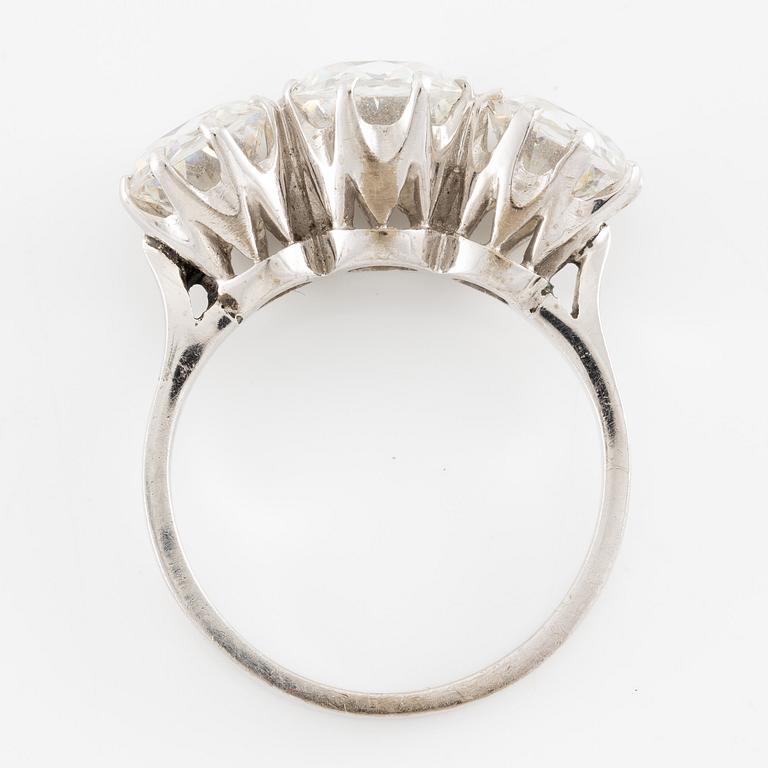 Ring 18K vitguld med vita stenar.