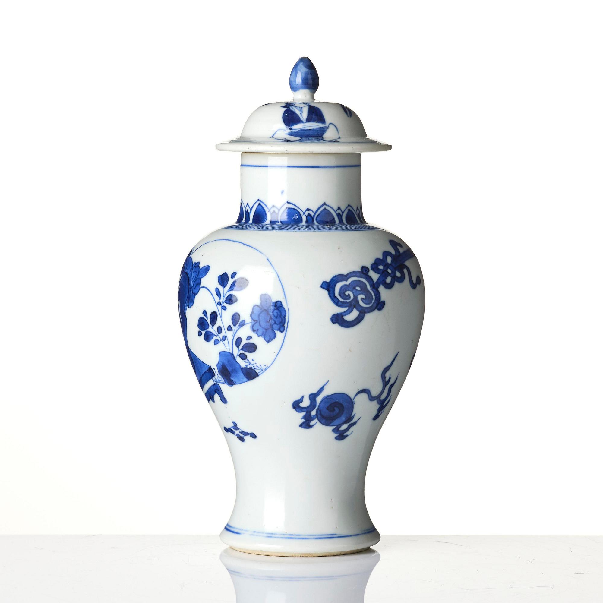 A blue and white vase with cover, Qing dynasty, Kangxi (1662-1722).
