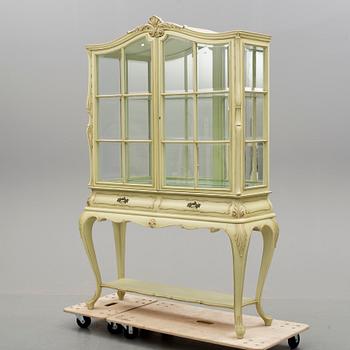 VITRINSKÅP, rokokostil, 1900-talets andra hälft.