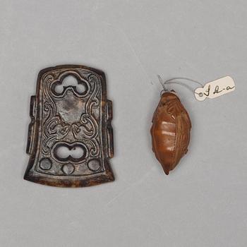 SKULPTERAD NÖT samt DEKORDEL, nefrit. Qingdynastin (1664-1912).