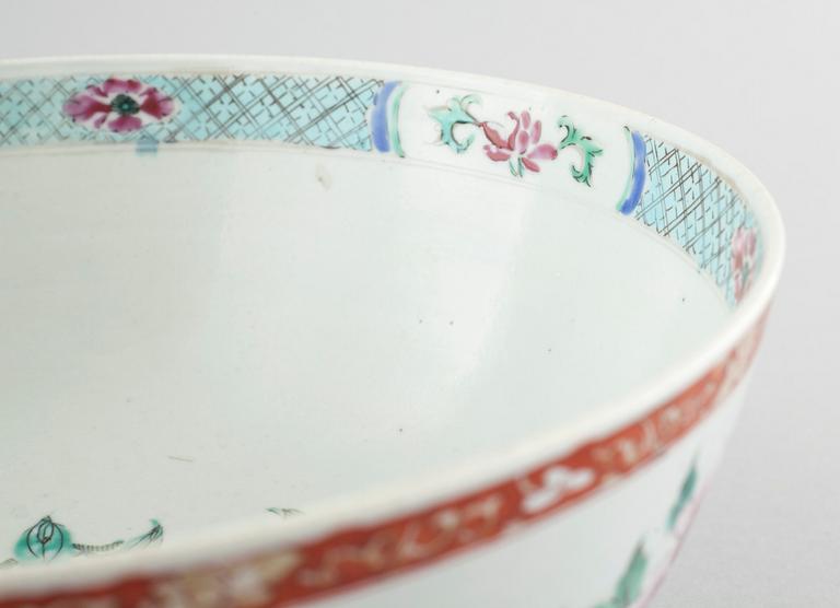 A polychrome porcelain bowl, Qing dynasty, Qianlong (1736-95).