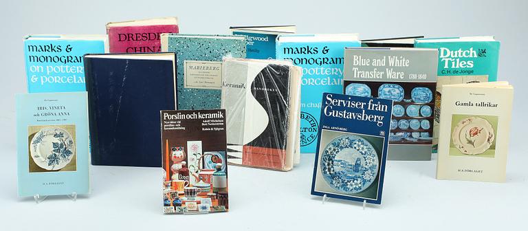 BOKPARTI OM KERAMIK, 14 vol, bla "Marks and monograms on pottery & porcelain" I-II, av William Chaffers, London 1965.