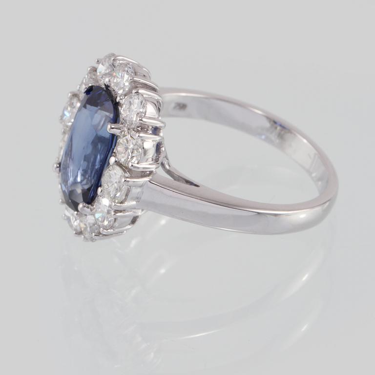 RING, 18K vitguld med ovalslipad blå safir, 3.33 ct samt briljantslipade diamanter 1.31 ct. Vikt 5,9 gram.