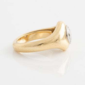 Ring with brilliant-cut diamond.