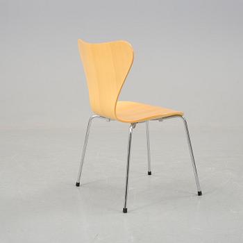 An Arne Jacobsen "Sjuan" chair in birch wood veneer, Fritz Hansen, 1998.