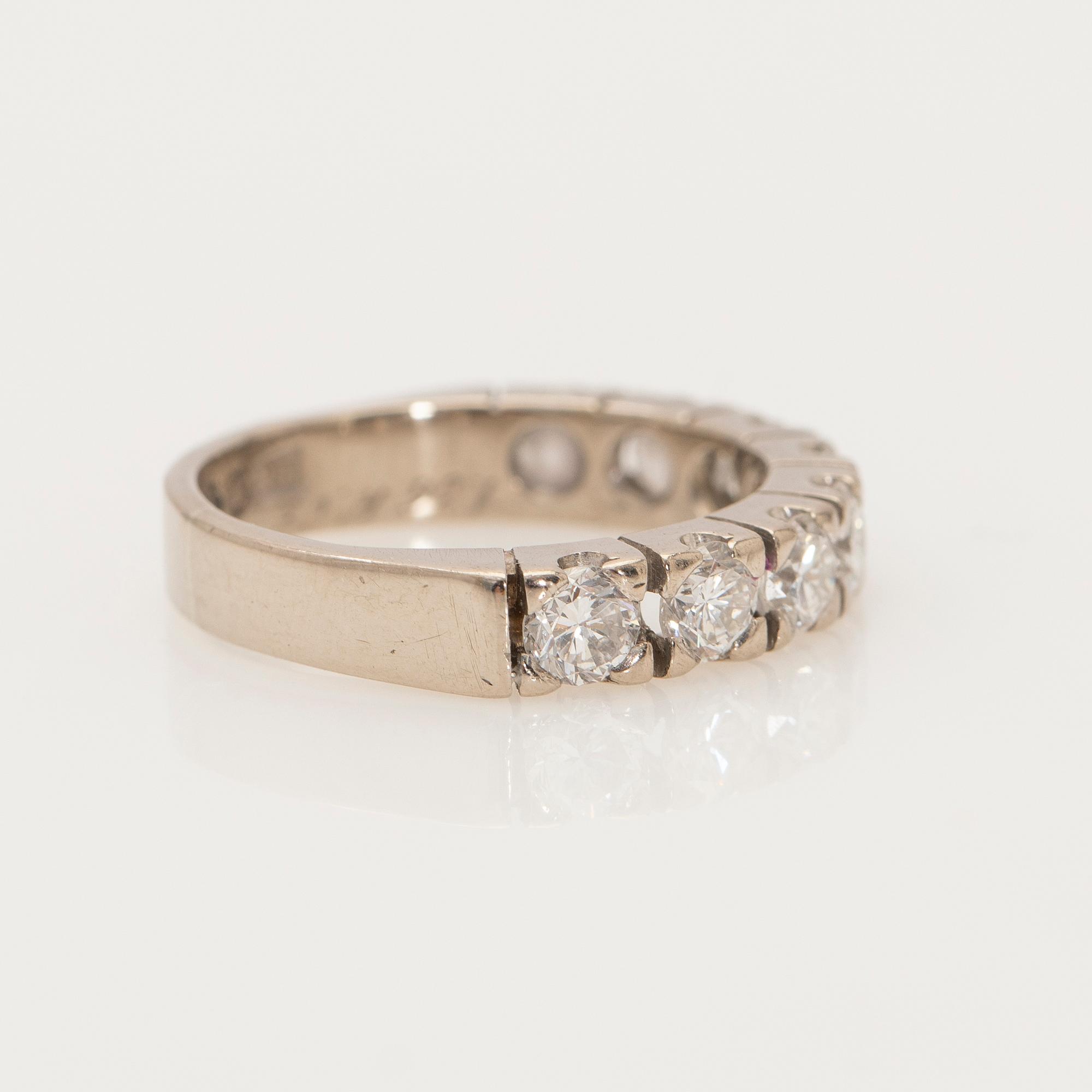 Alliance ring, 18K white gold with brilliant-cut diamonds.