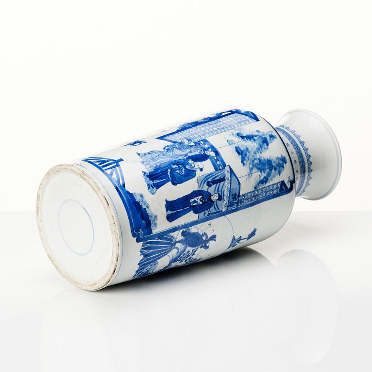 A Chinese blue and white vase, Qing dynasty, Kangxi (1662-1722).