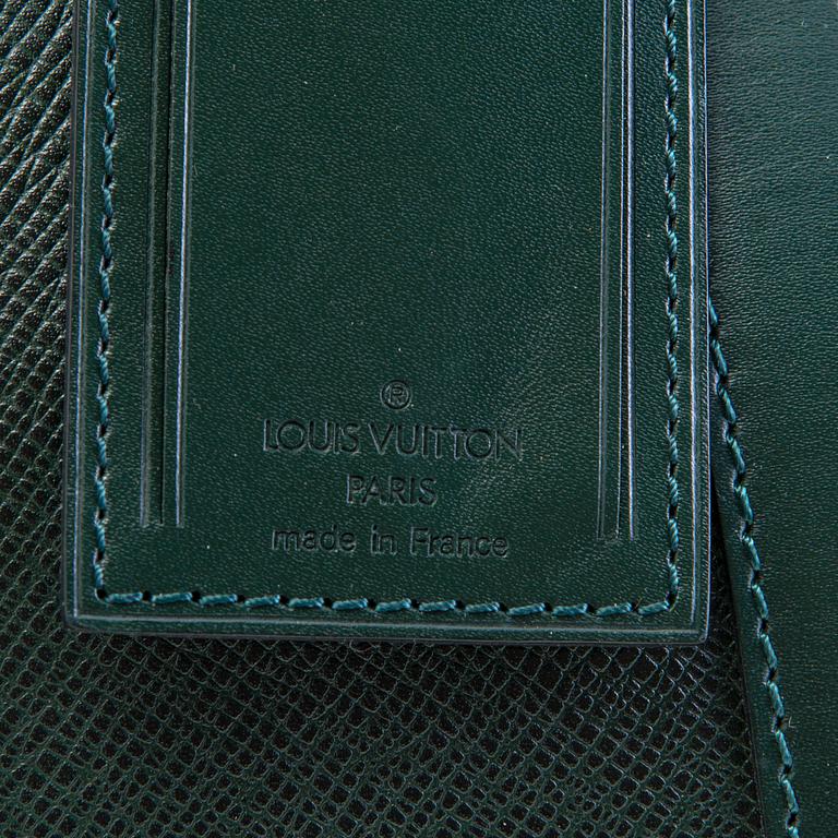 LOUIS VUITTON Green Taïga Kendall GM Travel bag.