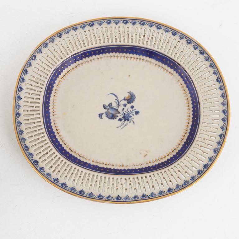 A basket weave export porcelain bowl with stand, China, Jiaqing (1796-1820).