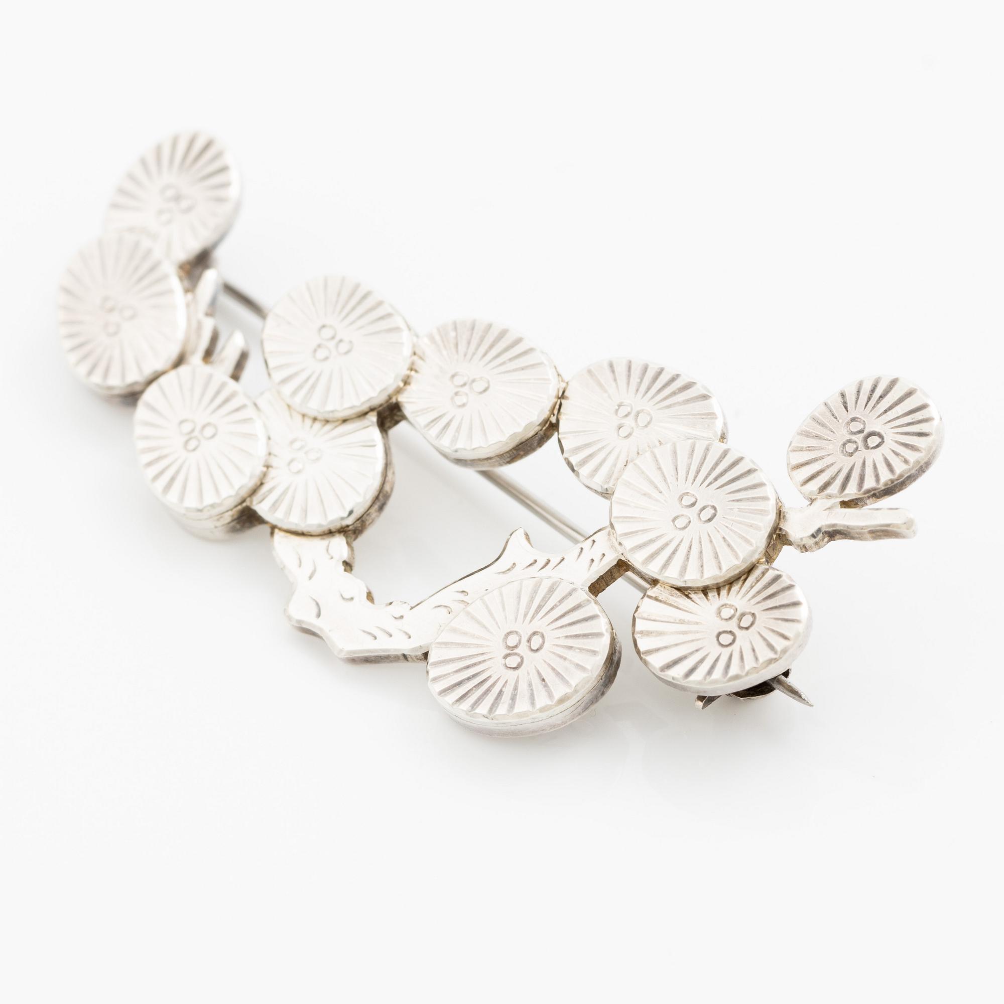 Wiwen Nilsson, brosch i form av kvist, sterlingsilver, Lund 1954.