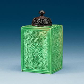 1516. A appel green tea caddy, Qing dynasty, 19th Century.