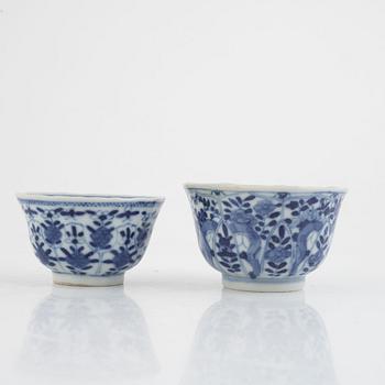 Two Chinese blue and white porcelain cups with saucers, Qing dynasty, Kangxi (1662-1722).