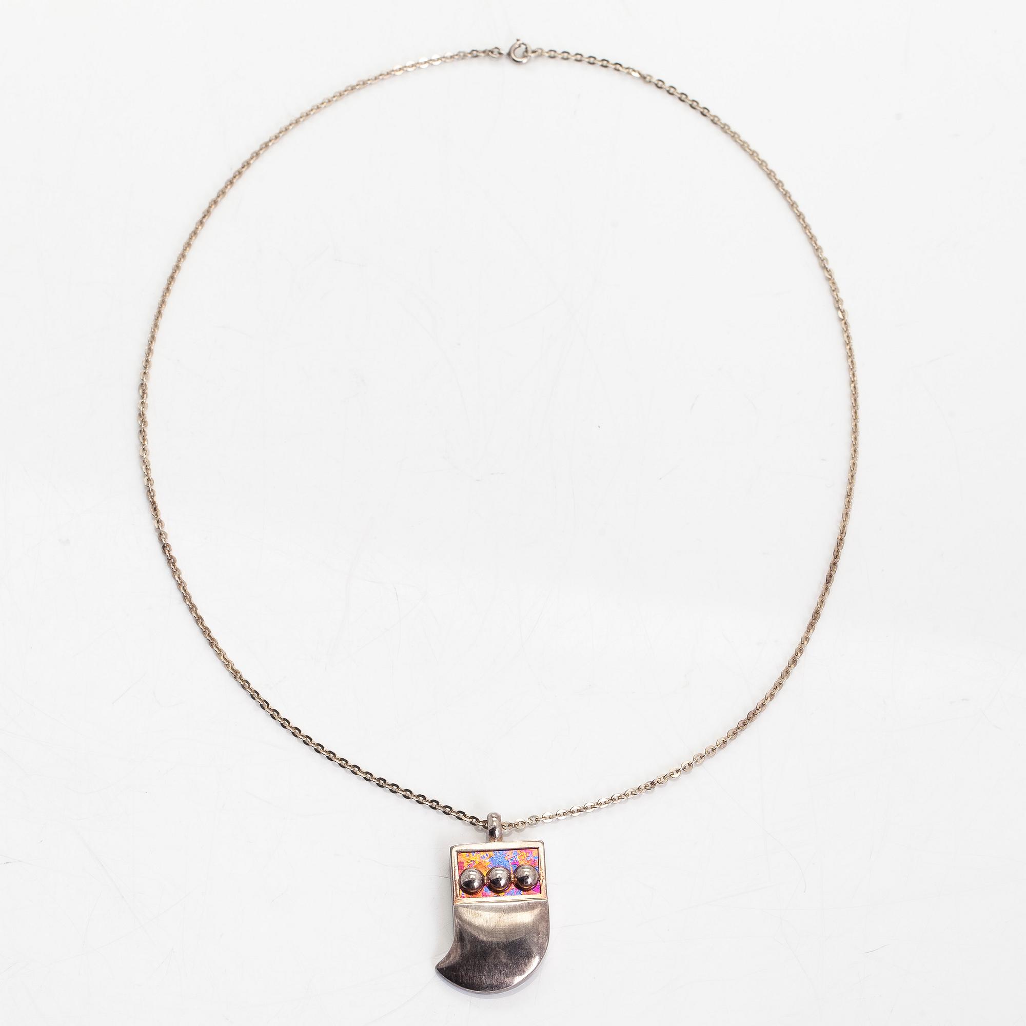 Nanny Still, halsband, sterlingsilver och titan. Kultakeskus, Tavastehus 1976.