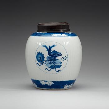 A blue and white jar, Qing dynasty, Kangxi (1662-1722).