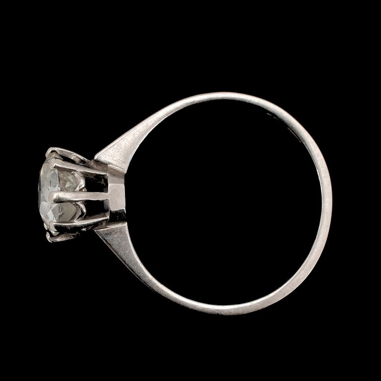 RING. Enstensring, 18k vitguld med antikslipad oval diamant ca 1,20 ct.
