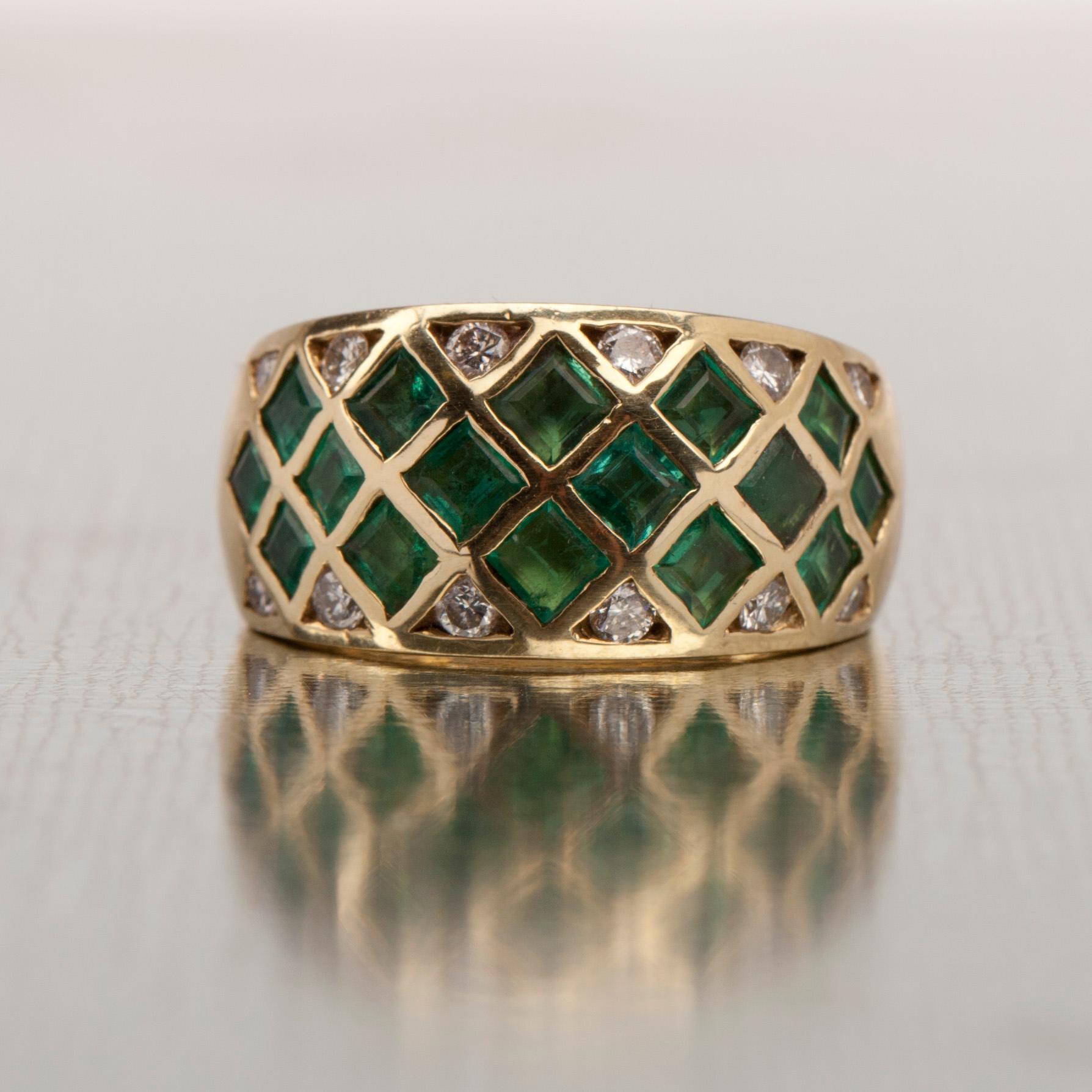 RING, guld 18K, små diamanter 12 st ct och 16 smaragder tot. ca 1,60 ct. 1900-talets sista kvartal. Vikt 6,3 g.