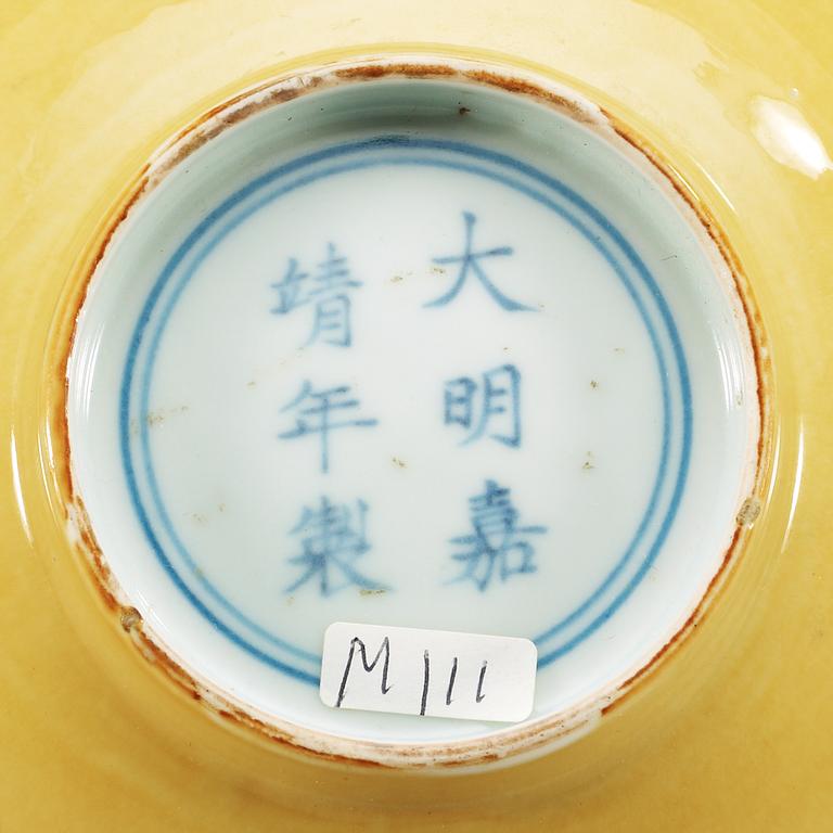 SKÅL, porslin. Ming dynastin, med Jiajings sex karaktärers märke och period (1522-66).