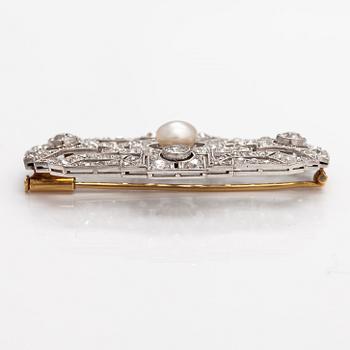 Brosch, Art deco, platina, 18K guld, diamanter ca. 3.70 ct totalt och odlad pärla. 1920-1930-tal.