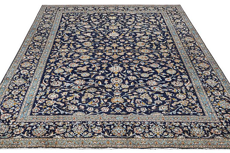 A Kashan carpet, c. 397 x 298 cm.