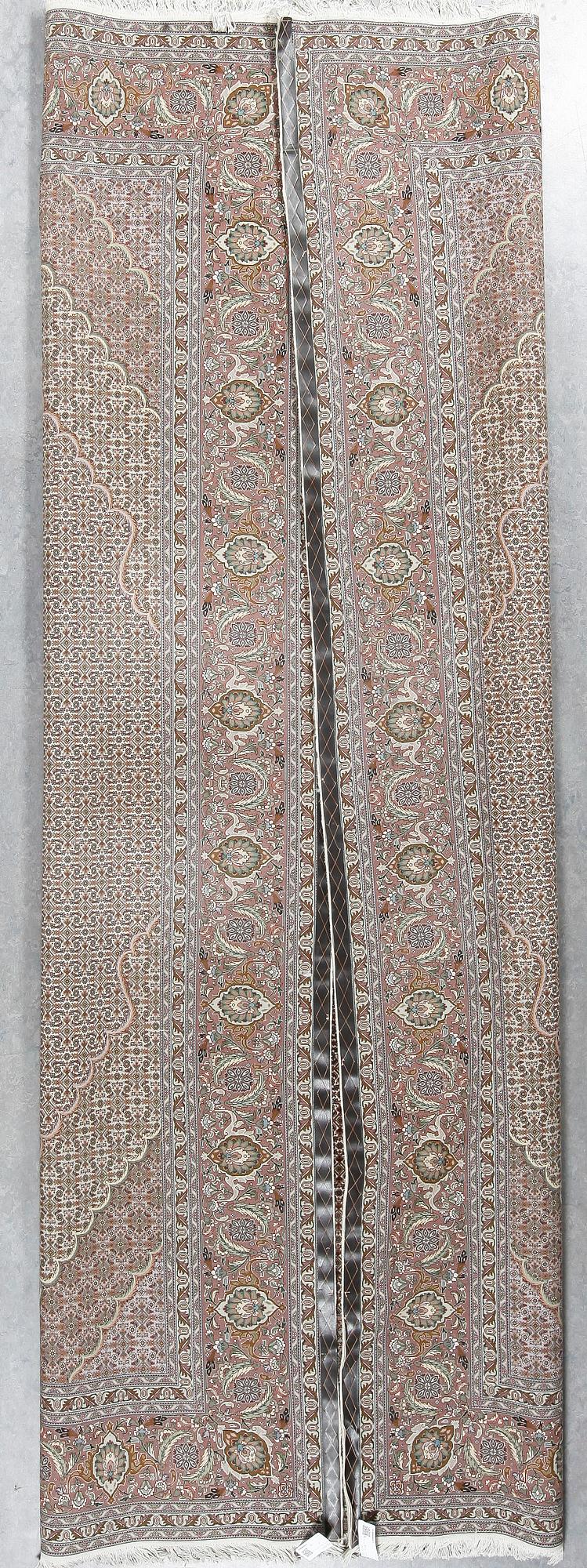 MATTA, Täbris, silkesinslag, ca 350x251 cm.