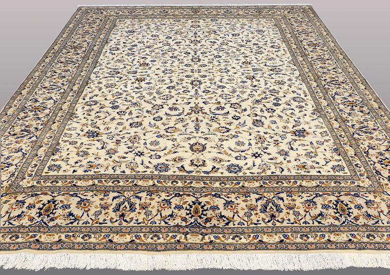 A CARPET, Kashan, ca 426 x 300 cm.